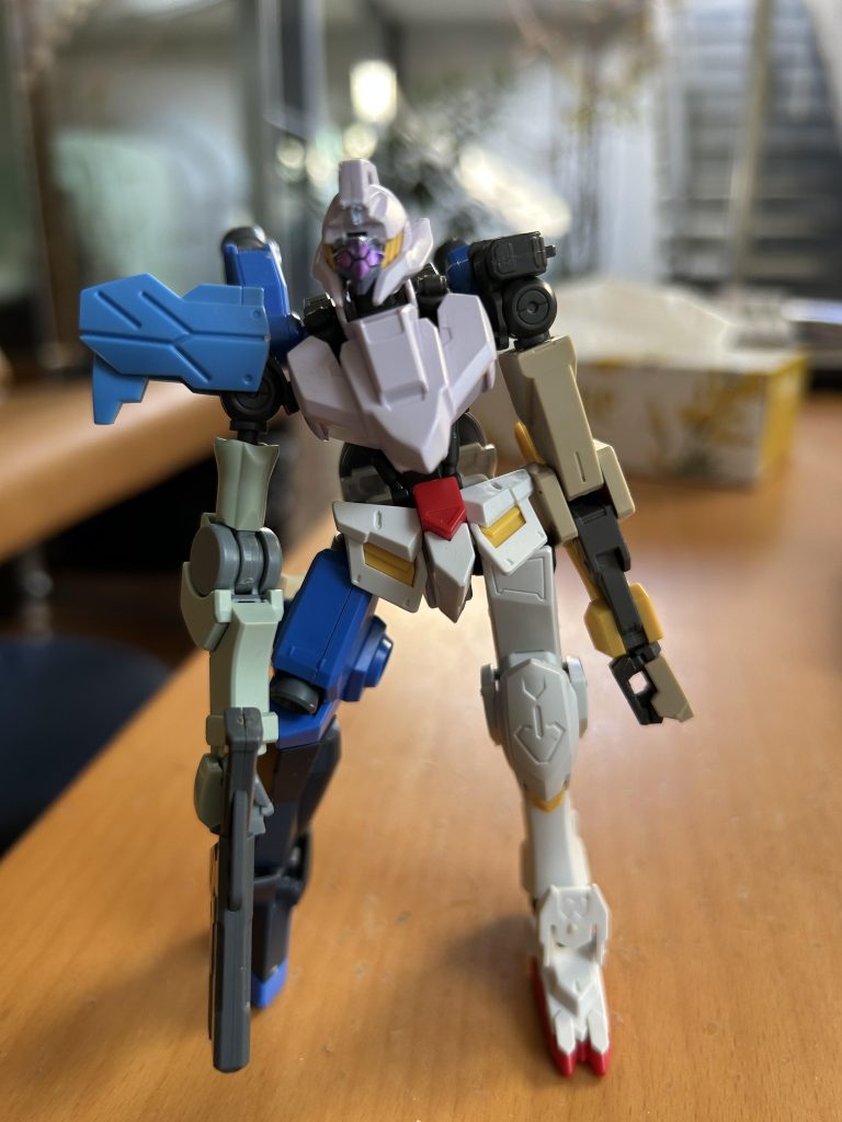 正面腕がどこからか持ってきた機体の腕に