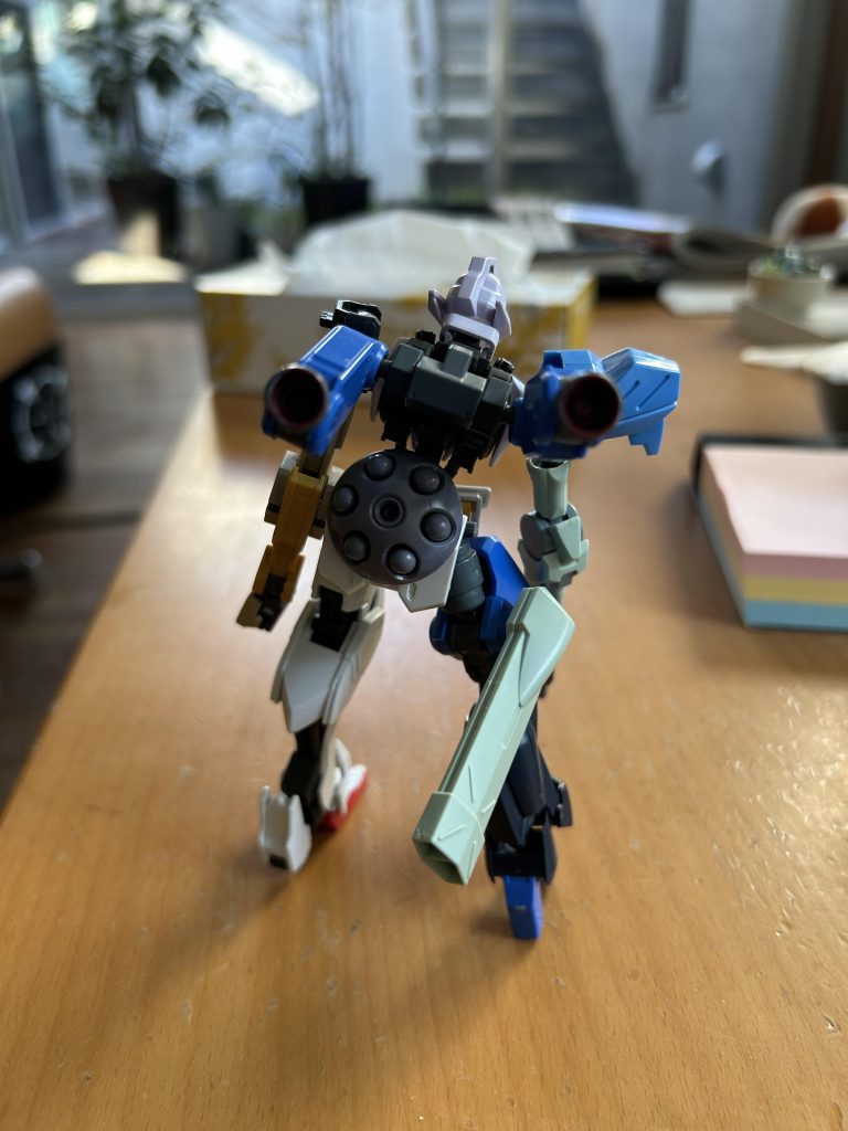 後ろしゅばるべグレイスのバックパックとアッガイの腕が追加された