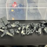 間接軸の肉抜きにエポパテを詰め、1ミリ真鍮線で軸打ち。