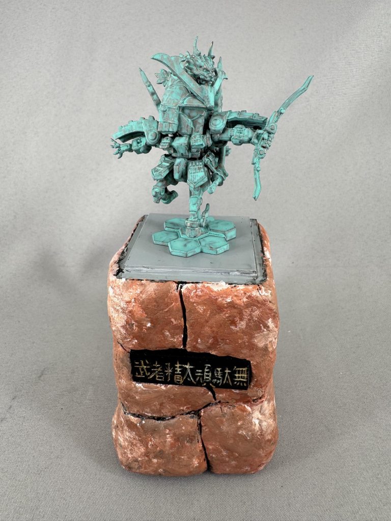 台座は自作しています。プラ板でベースを作成し、周りに石粉粘土で岩っぽくしています。