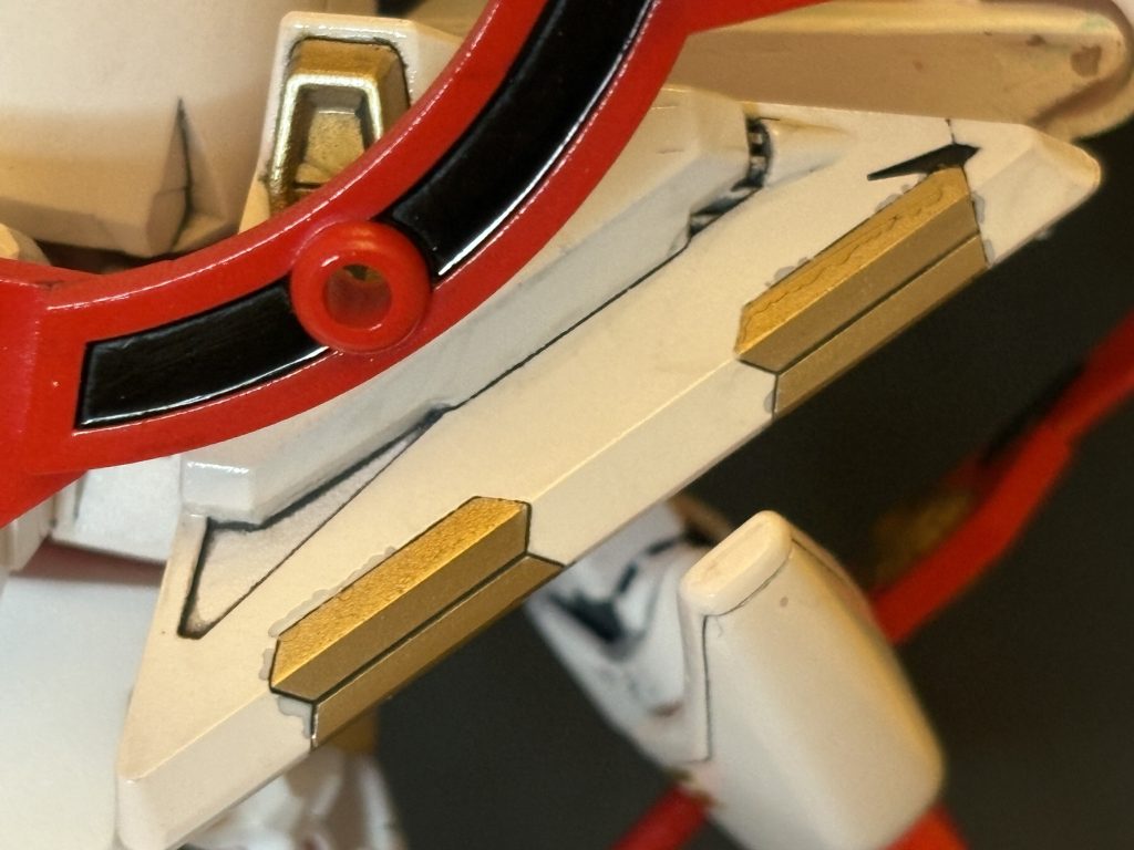 マスキング剥がしたら…ええ…下の塗装が剥げたりですね。