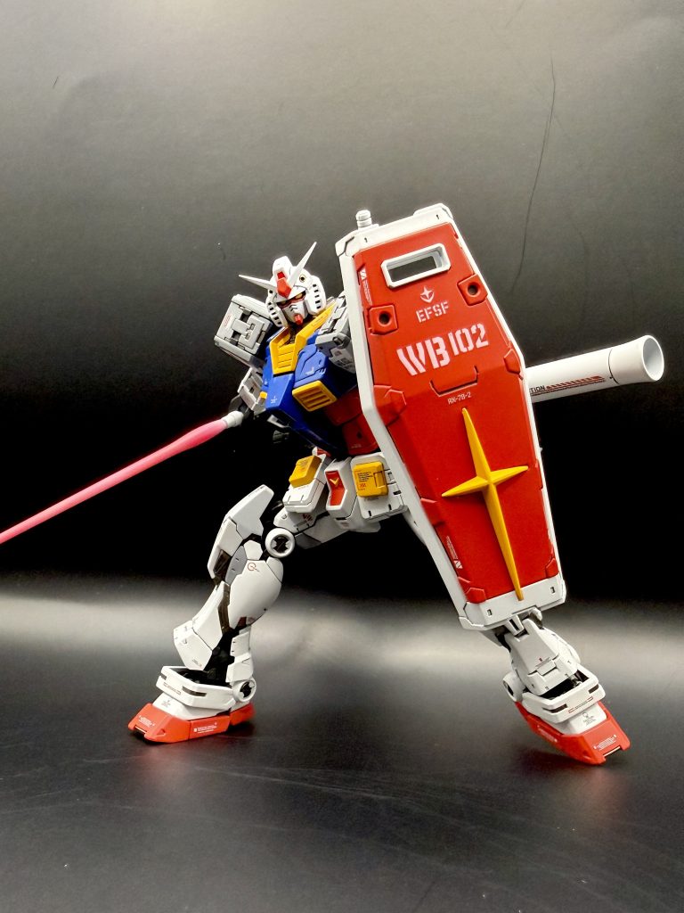 ほんとによく考えられたキットで、腕や脚の可動域はとんでもなく大きく、劇中のほとんどのポーズを実際に表現できそうです では