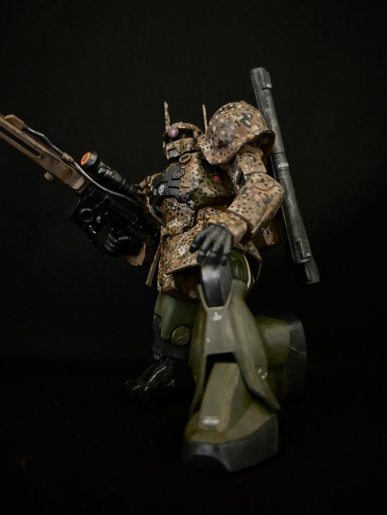 関節、武器、黒系の部分はブラックグリーンで塗装した後タミヤエナメル「フラットアルミ」でドライブラシです。各レンズはHアイズをそれぞれ使用。別売デカールも使用しています。