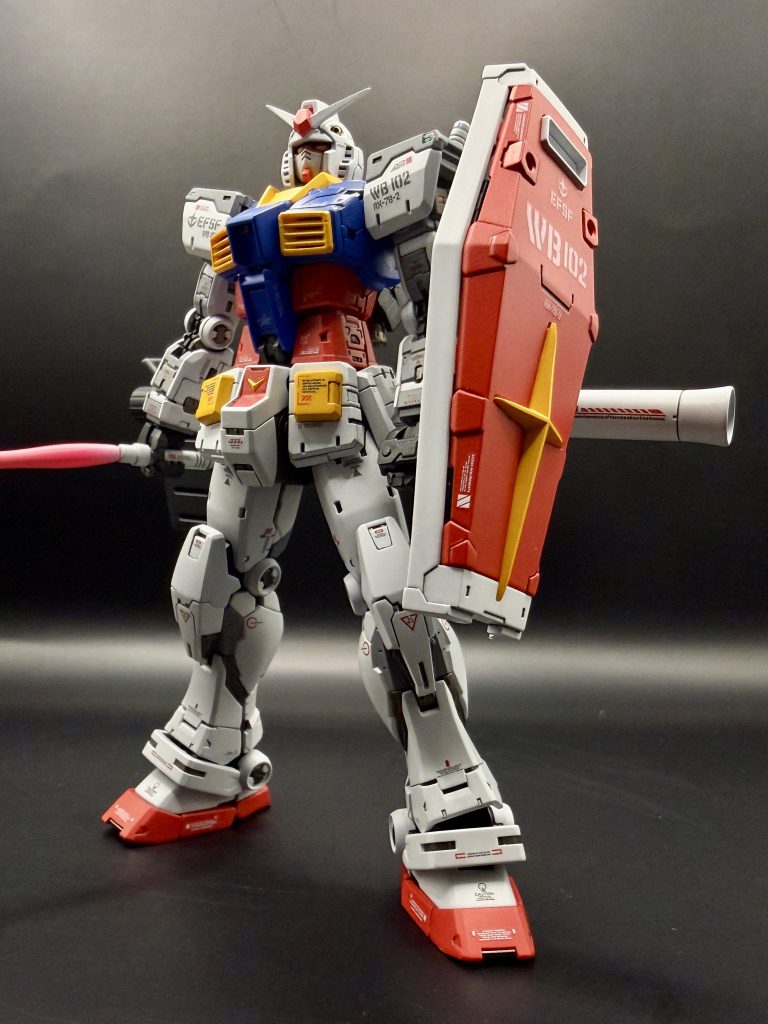 一方、墨入れはブラックではなく、うるさくなりすぎないように、ダークグレーで主張を抑えました使用カラーはホワイト部分→ニュートラルホワイトに蛍光ピンクをごく僅かに添加ブルー部分→ウルトラブルーにミリオンブルーとホワイトを混ぜて、ごく僅かの蛍光ピンクを添加レッド部分→ハーマンレッドに蛍光ピンクとホワイトをごく僅かに添加イエロー部分→マンダリンイエローフレーム→ガンメタにパールカッパーを混色したものと、ガンメタにブラックを混色した２種類で塗り分けコート→ガイアのセミグロスクリアーにフラットクリアーを混色 