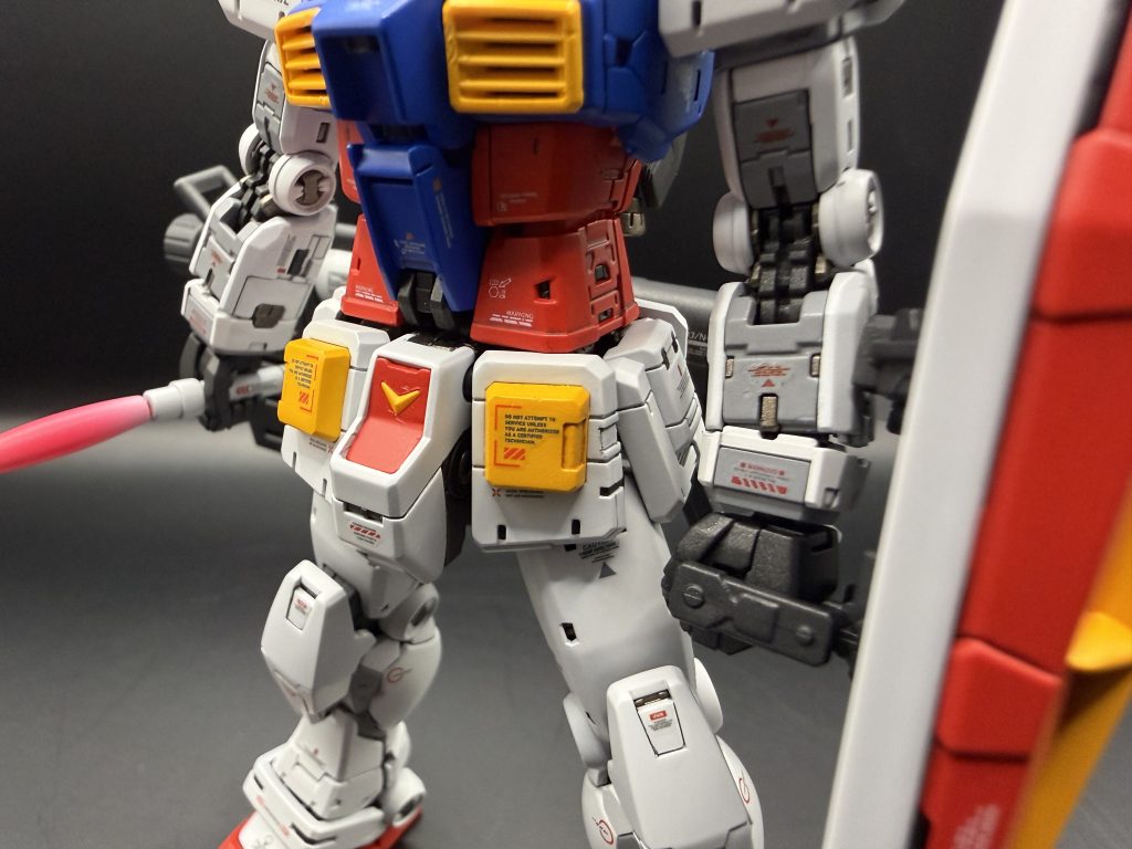 ディテールがしっかりしているRGなので、そもそも手を入れられる箇所はほとんどないのですが、全塗装プラス墨入れを行った後、デカールを説明書の1.5倍増しで情報量をアップデカールはバンダイのガンダムデカールとハイキューパーツのデカール、ベルテクスのチョップデカールを主に使用しています