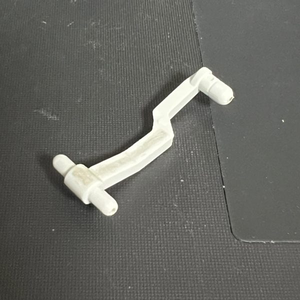 機首フレームの肉抜きに1ミリ真鍮線をパテで封入。（2枚目）