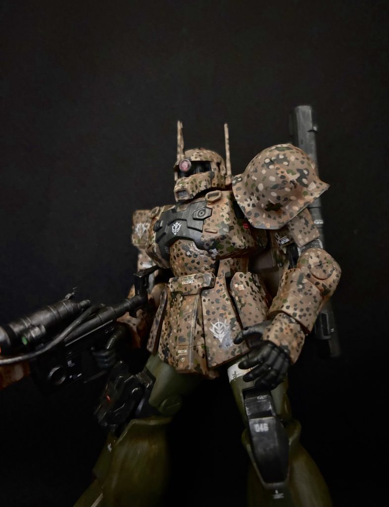 迷彩はタミヤの色ガイドに従い・フラットアース・フラットグリーン・ブラックグリーン　とその他混色を使用しました。アクリルです。 