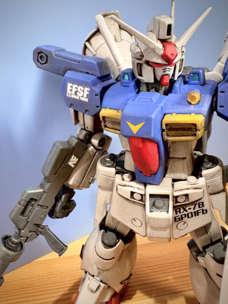 番台は18番。2000年の12月と言う事ですから約25年😳四半世紀前なのですね。触った場所は2箇所で両肩の6つの小さいスラスターの除去と胸部スラスターの除去くらいで塗装もしてません🤗胸部は除去後プラ板やらパテで成形したら良いのかも知れませんが今の私の精神状態ではと思ったので除去だけ。スジボリも上手くいかないだろうと胸部ダクト内横一文字の黒ラインは数字の1のデカールを横に貼り付けて少しボカシました。近くだとテカりから少し「ん？」となりますがちょい離れたらまぁ、見れるレベルなのでこれで🤫黄色のV字もディティールを削って逆シャア時代の連邦Vマークをオーバーサイズだったデカールを小さく切り貼り付けてあります。あとは肩らへんのセンサー部？の中に余ってた緑系のシールの余白を切り刻み色をつけました。