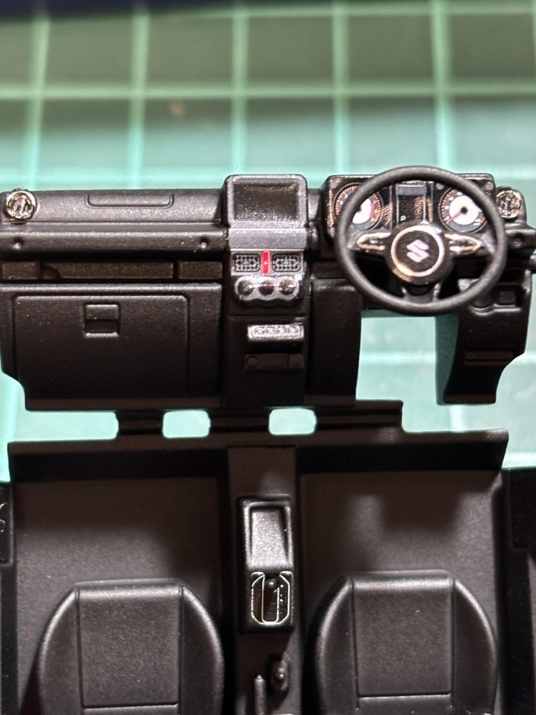 とにかく付属のシールが細かくて地獄でした💦ほとんど見えなくなる運転席のシールまで作り込まれていました