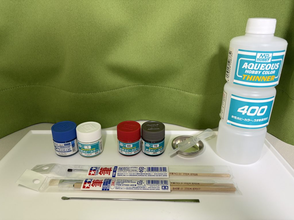 筆塗り塗装に使った道具たち。自分で好きな色に塗れるの楽しすぎ！家電量販店で塗料が並んでるの見るとテンション上がります。しかも1瓶2~300円程度。