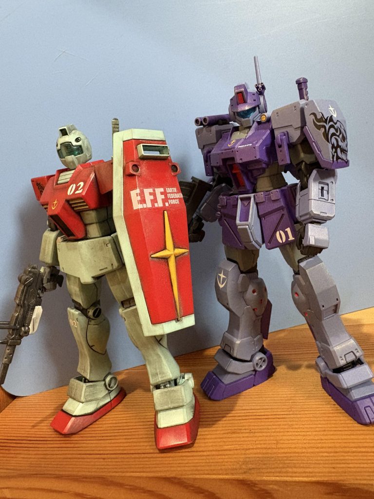 んと、求めてた無印が手に入ったので過去に載せた紫のジムスパルタンの同部隊・僚機のつもりで作りました隊長機のジムスパルタンさんと😃なので以前に僚機のつもりで作ったジム君たちは設定変更です☺️