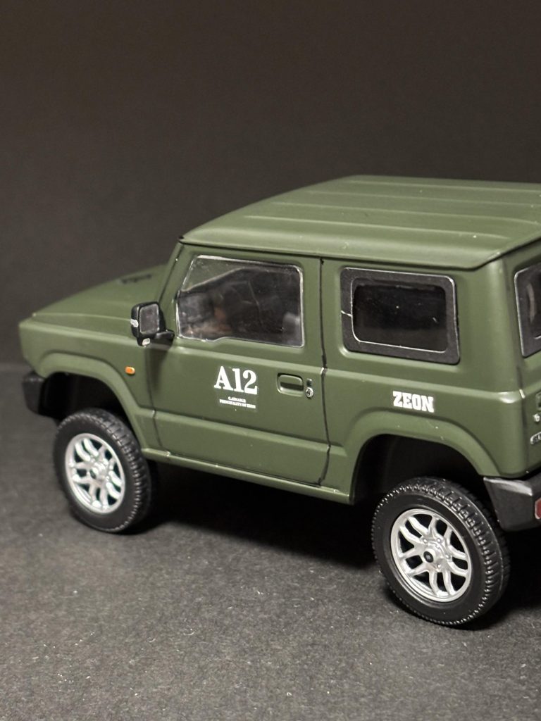 本体のグリーン部をタミヤカラーのダークグリーン、ブラック部をタミヤカラーのマットブラックで塗装しました。ホイールは元々ガンメタのような色でしたが、タミヤカラーのシルバーリーフでアルミホイールのようにしてみました。