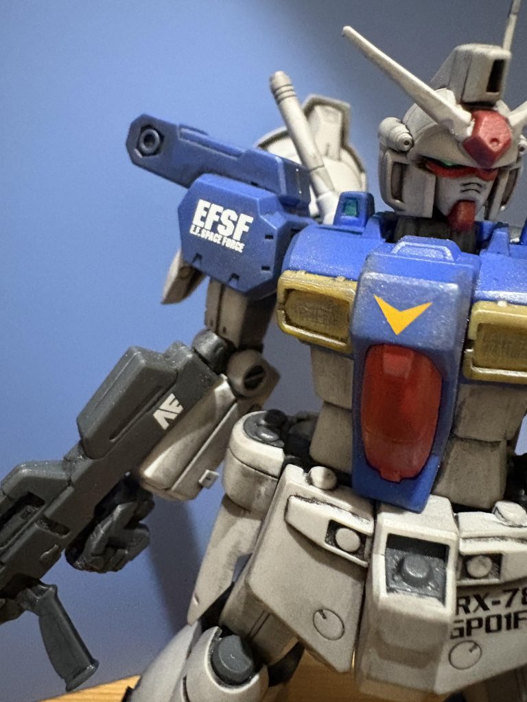 番台は18番。2000年の12月と言う事ですから約25年😳四半世紀前なのですね。触った場所は2箇所で両肩の6つの小さいスラスターの除去と胸部スラスターの除去くらいで塗装もしてません🤗胸部は除去後プラ板やらパテで成形したら良いのかも知れませんが今の私の精神状態ではと思ったので除去だけ。黄色のV字もディティールを削って逆シャア時代の連邦Vマークをオーバーサイズだったデカールを小さく切り貼り付けてあります。あとは肩らへんのセンサー部？の中に余ってた緑系のシールの余白を切り刻み色をつけました。