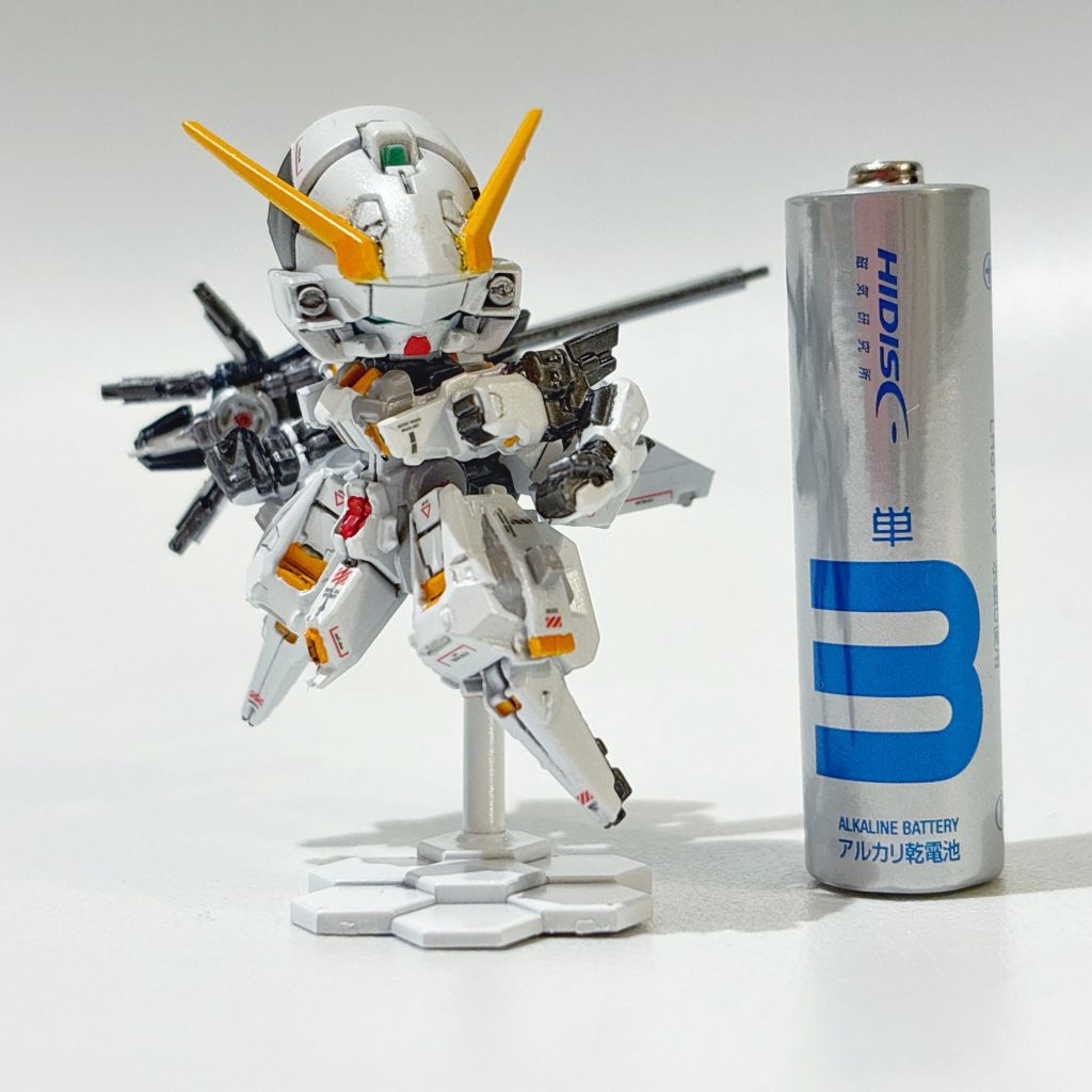 サイズの参考に単3電池と並べて…ガンダムアーティファクトに比べると1つひとつのパーツの大きさはそこそこあるので、組み立て難易度は高くないものの、パーツ同士のはめ合わせが悪いものもあり、組み上げたときにすき間が…食玩匠機ラインでの製作であればそのあたりもケアするのですが、今回は身内に頼まれての製作なので合わせ目はそのままです。各パーツの接合は差込式ですが、ポロリしやすいので今回はすべて瞬間接着剤で固定しました。