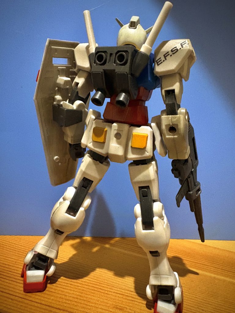 背面。シンプルです🙂今書いてて改めて気づきましたが腰、肘のダボ穴、シールド裏の何かのポッチ、右肘のシワっぽいのが気になったので後ほど直します😗