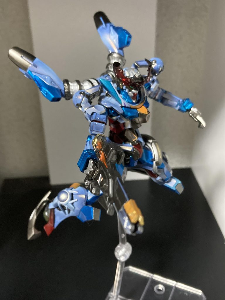 効果点はアンテナのグラデーションがきつすぎたのとオレンジ部をクリアーで薄めたビビットオレンジにしてキャンディ塗装じゃなくなったこと、バックパックの塗り分けです。