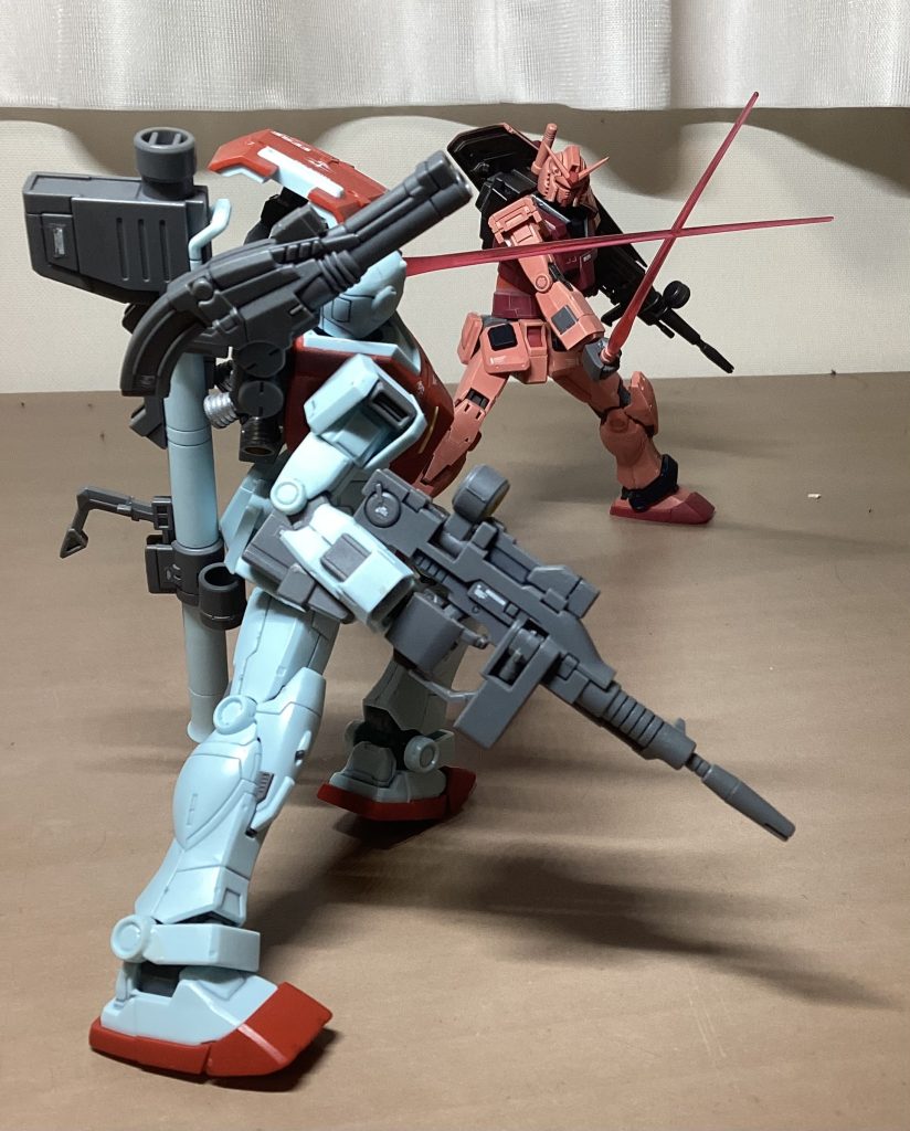 ジムとビームサーベルで斬り合うキャスガン。ジムと比べても、やっぱシンプルで潔い武器構成してますね。ジムがごちゃごちゃしすぎな所もあるんだけど。なんかジムが主役みたいになっちゃったな...。