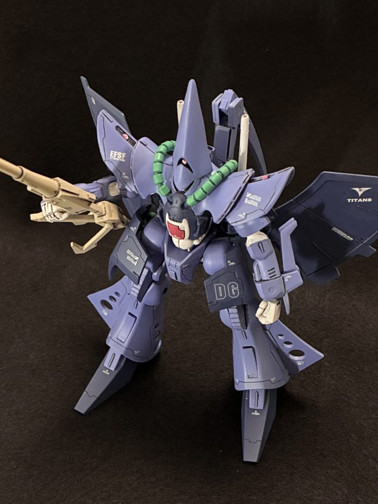 改修点は下記の通りです頭部: 側面肉付けと前面上側モノアイスリットの位置変更背部: スタビライザー延長、左右バインダー形状変化と基部延長肩部: アーマー形状変更腰部: 股関節位置上方へ移動、左右アーマー上端の切り詰め脚部: 腿の延長、スネ側面ヒレの上方移動・下端延長・外側輪郭変更、足首延長