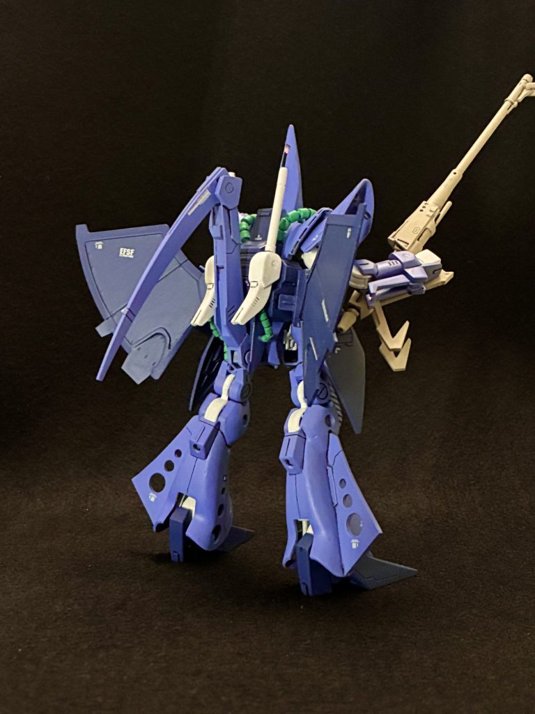 動力パイプはモビルパイプとスプリングの組み合わせに置き換えました。首周りのパイプは元キットのように肩から浮きつつも自然には生じないカーブを描かせるため、あらかじめ曲げた真鍮線を通しています。