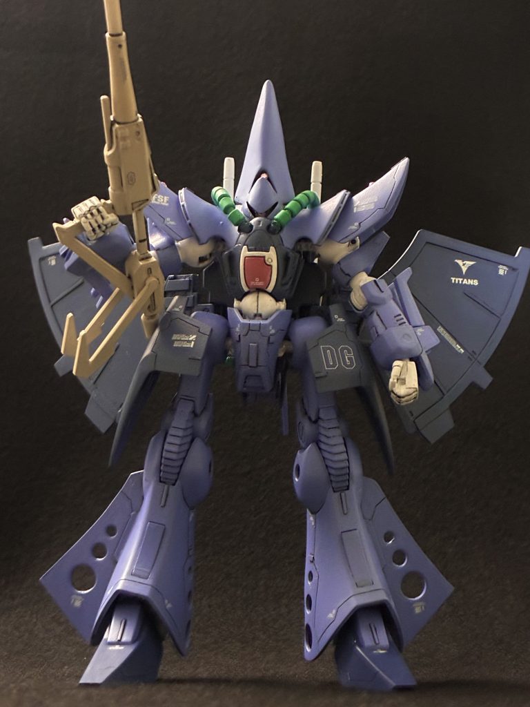 機体各所のモノアイは手芸品のラインストーンです。この不気味な笑みを浮かべたかの様なフェイスの形にこだわりました。