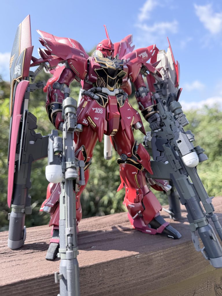 お外での撮影。自然の緑に赤が映えます。