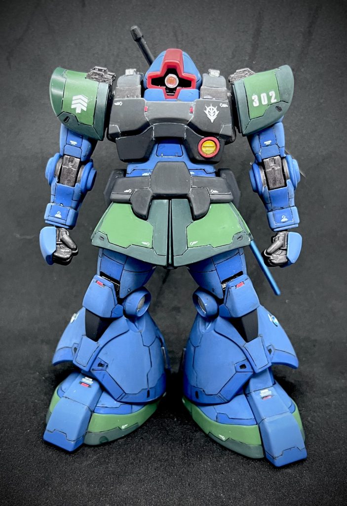 何気にドムは、初めて作りましたが、HGのキットの割にズッシリと重いなあと思いました。