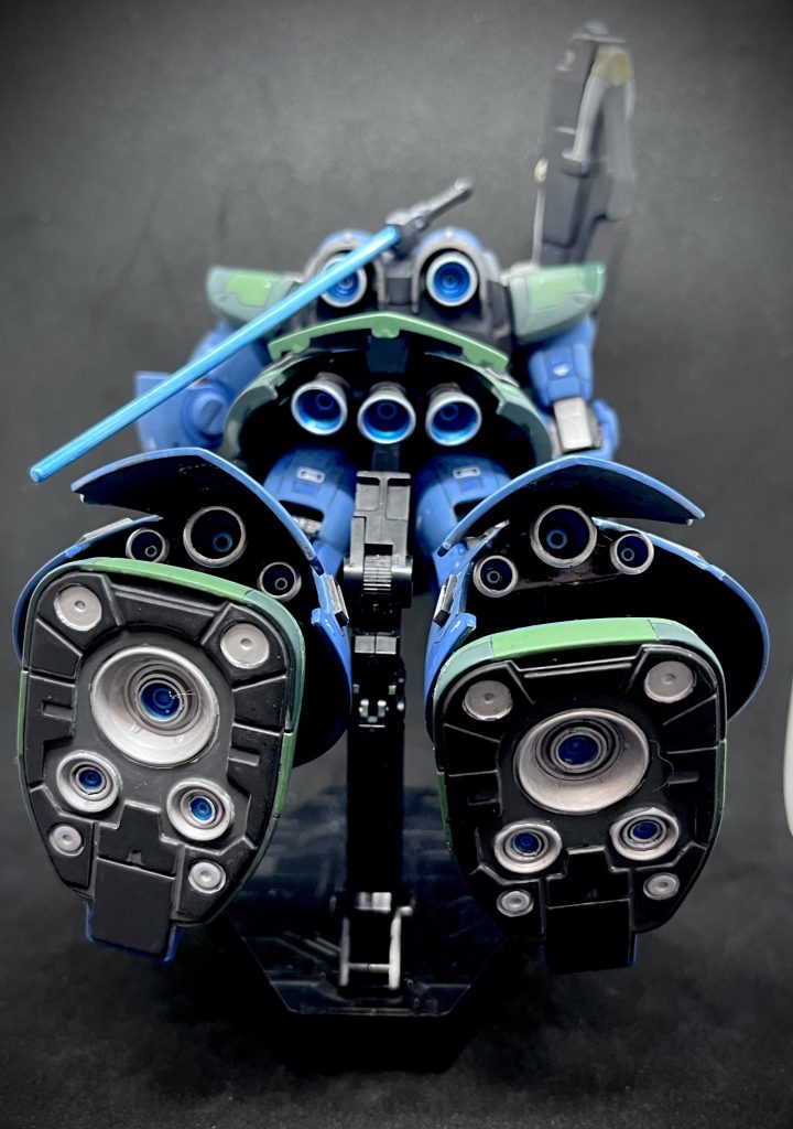 定番なんでしょうが、腰・足のバーニアを見せたくて開閉出来るように加工しました。この加工をしたせいで10月6日ドムの日に間に合わず、そこから意欲が徐々になくなり、今に至ります。間に合わなかったけど、やって良かったかなと思うようにします(zaku-kao4)