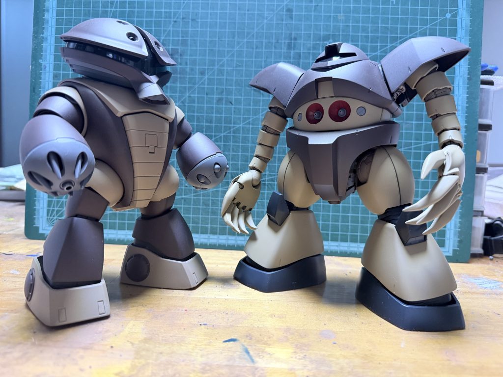 初投稿したMGアッガイとのツーショット。アッガイの方が大きくて驚きでした‼️ザクが入ってるから、アッガイの方が大きくなるのは納得です。複座ですからねぇ。