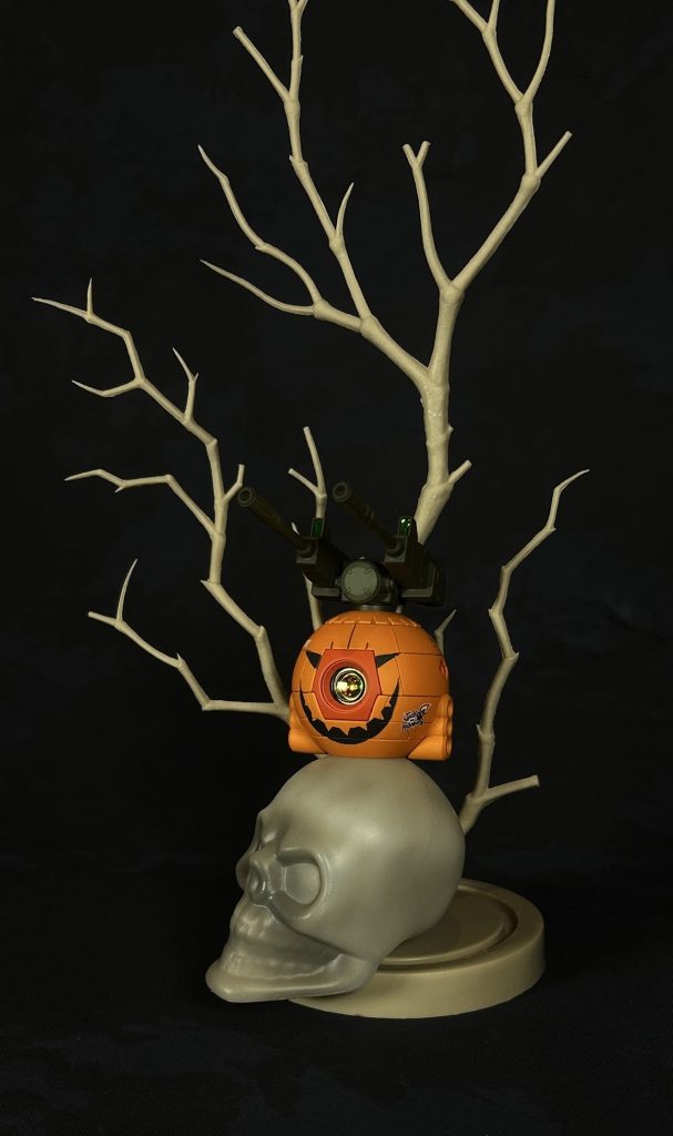 カボチャに寄せる為に本体色は少しくすんだオレンジを調色、二連装砲もグリーンで塗ってヘタ感を狙いました。シルエットを丸くする為機体下部のアームなどをオミットしてありますが、元々は他キットと合体する為のオミットなので内部もそれに伴って加工してあります。そちらも完成次第アップしたいと思います。YouTubeの視聴者参加型イベント用に作りましたが時間が取れずかなり雑な仕上がりになりました…が、とりあえず完成してホッとしています。最後までご覧いただきありがとうございました。