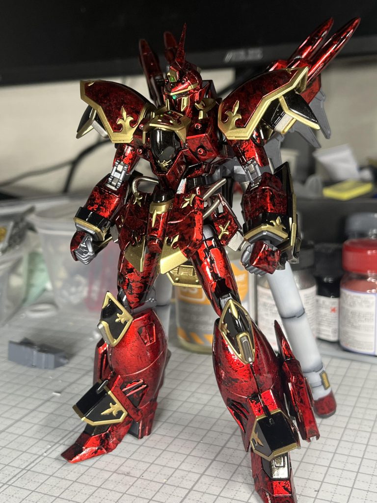 なるべくカルラのパーツだけで、ということで①側頭部のアンテナ切り落とし②前腕部の取付向きを90度変更、ビームトンファーぽく③脚部にカルラのバックパックを使用したフレキシブルスラスターらしきものを取付④バックパックのドラグーン取付方法を変更、シナンジュぽい形状に⑤腰部動力パイプと背部プロペラントタンク増設