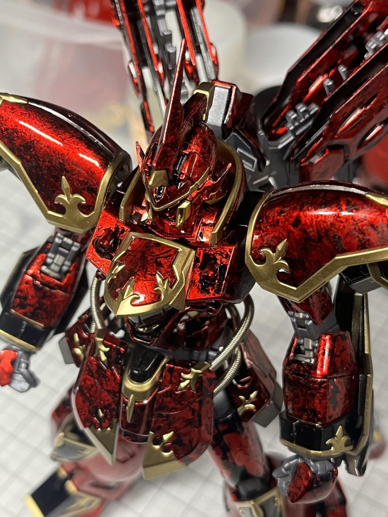 胸部エングレービングの中の色はシナンジュ遵守だと黒になるんですが、好みを優先して赤にしちゃいました🥹