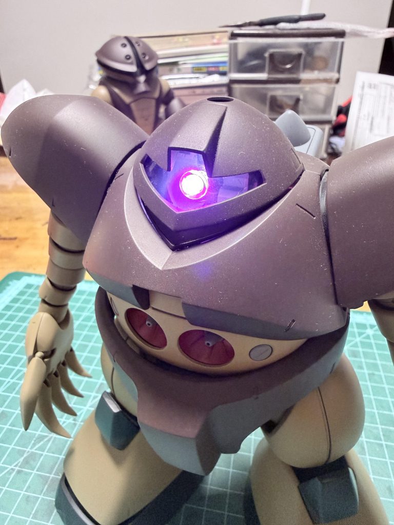 で、拘りポイントはモノアイのグポンです🤭前回のアッガイと同様に今回もモノアイを光らせたいために、製作したようなもので、昔のMGである関係で内部フレームもスカスカなので、LEDは設置しやすくて、簡単お手軽にグポンすることができました。実際、塗装が終わりモノアイを光らせるためのLEDをプラモデルに仕込んだ時間はハンダ付けも含めて30分程度です。