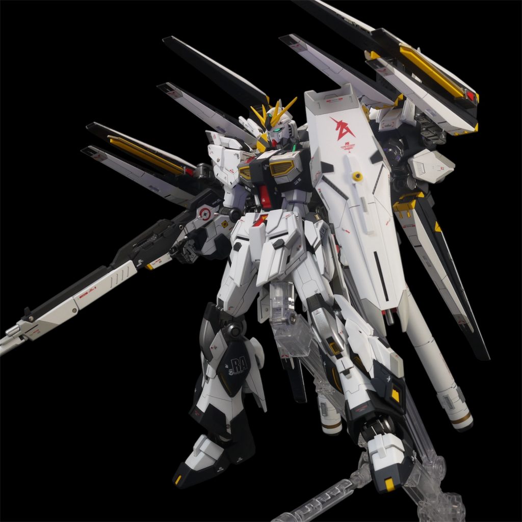 砲台モード下側２基のファンネルは腕に干渉するので不使用。宇宙ではウィングユニットをパージして6基全部使用したフルバーストができる設定なのですが、腰痛がひどくて写真断念しました(gundam-kao9)