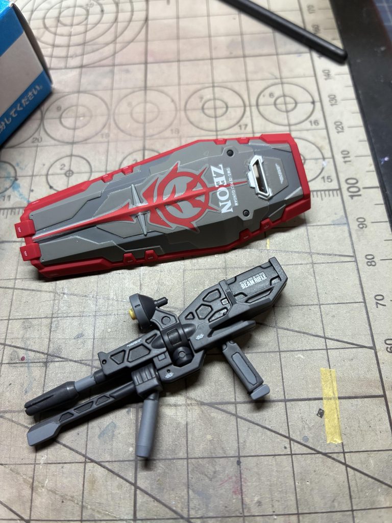 デカール貼り、ジオンの紋章…失敗して仕方なく本体付属シールにしました