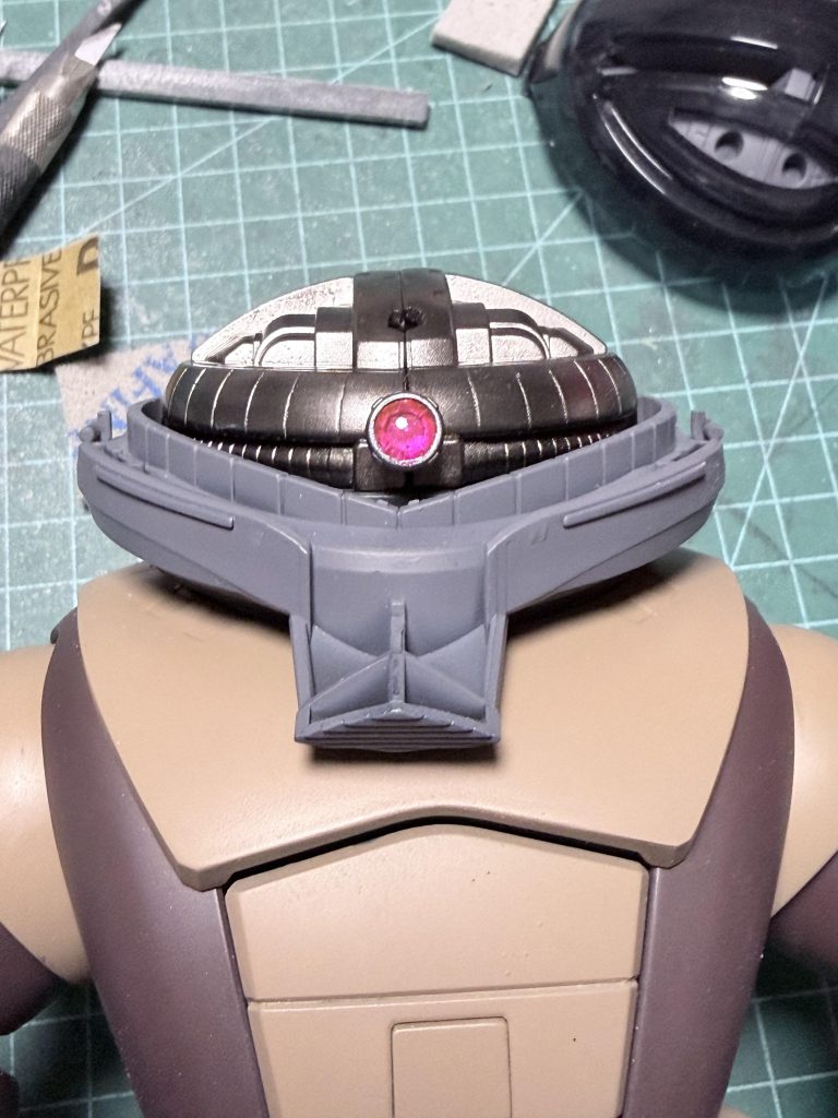 Hアイズが手に入ったので、以前LEDを埋め込んだ箇所にHアイズを埋め込んで蛍光ピンクで塗装。モノアイを大きくしました。