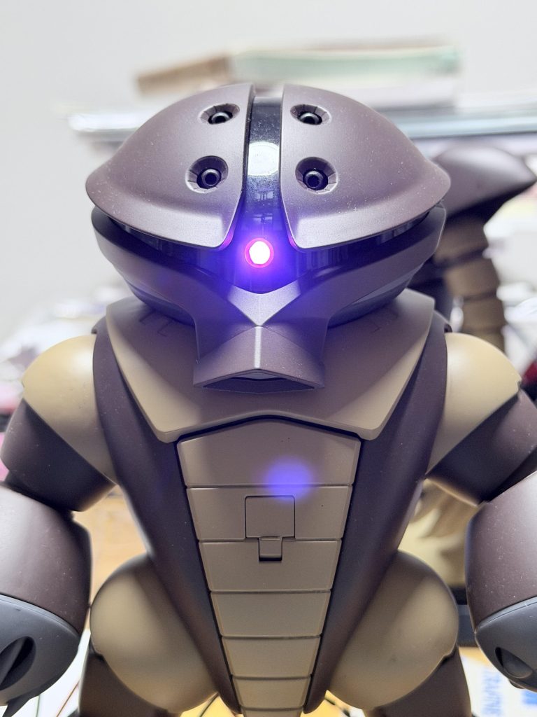 で、パーツを取り付けて点灯です。モノアイのグポンが大きくなり、リアルさが増しました。パチ組みなら、モノアイカバーはクリアーなんですが、クリアブラックで塗装してあるため、モノアイをグポンさせるとよりリアルさが増すので満足しています。