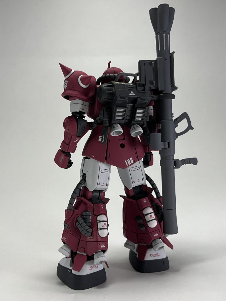 余剰パーツを使ってバズーカと対艦ライフルをバックパックにマウントできるようにしました。