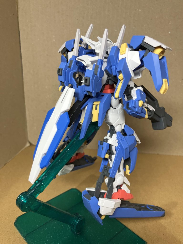 背面GNドライブの形が異なるため、背中のサーベルラック？の部品の接続方法を変更しました。