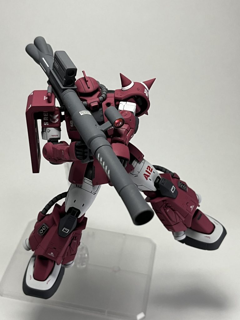 お気に入りのショットです。ザクはバズーカがよく似合います。