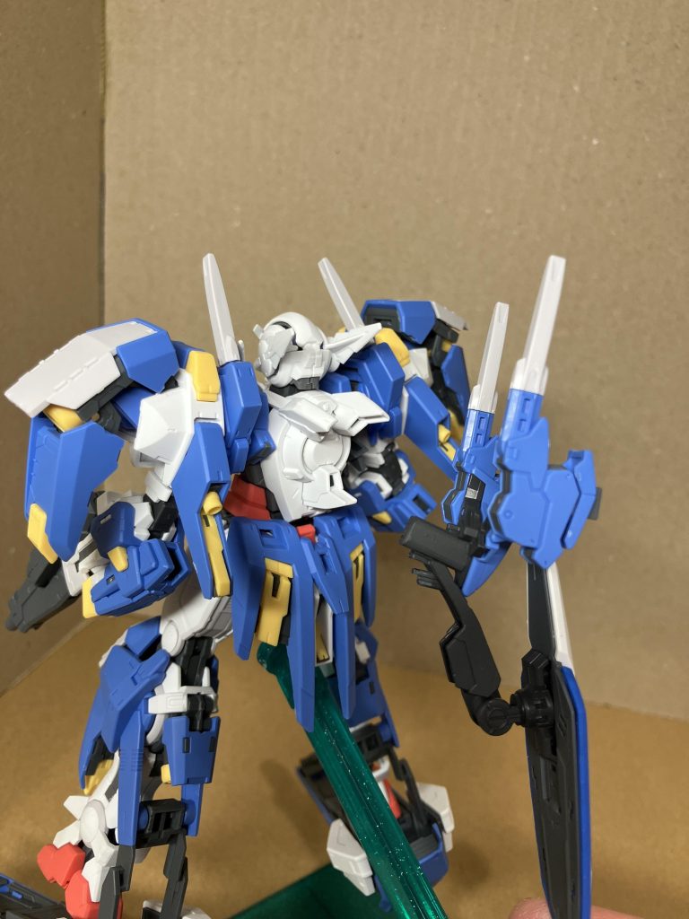 腰に取り付けるシールドの接続アームを起点に、プラ材を接着し、そこに背面ラックを取り付けました。