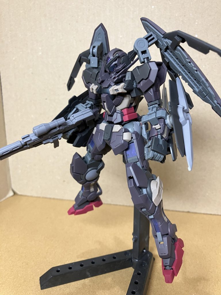 ジンクスのシールド、アストレアのソードを腕部に装備しています。エクシアのシールドは肩部からアームを介して接続しています。