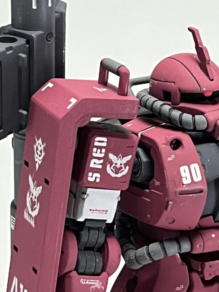 肩にS RED、胸に95のデカール。熱狂的なファンであるパイロットが推し活でシャア少佐の隊に入隊を志願、半ば強引に配属。シャアに負けずとも劣らずの操縦技術が認められ赤の機体への搭乗とシャアのパーソナルエンブレムを付けることを認められた、というトンデモ設定。同じ空域に赤い機体が二機もいたら連邦軍も混乱したでしょうね。