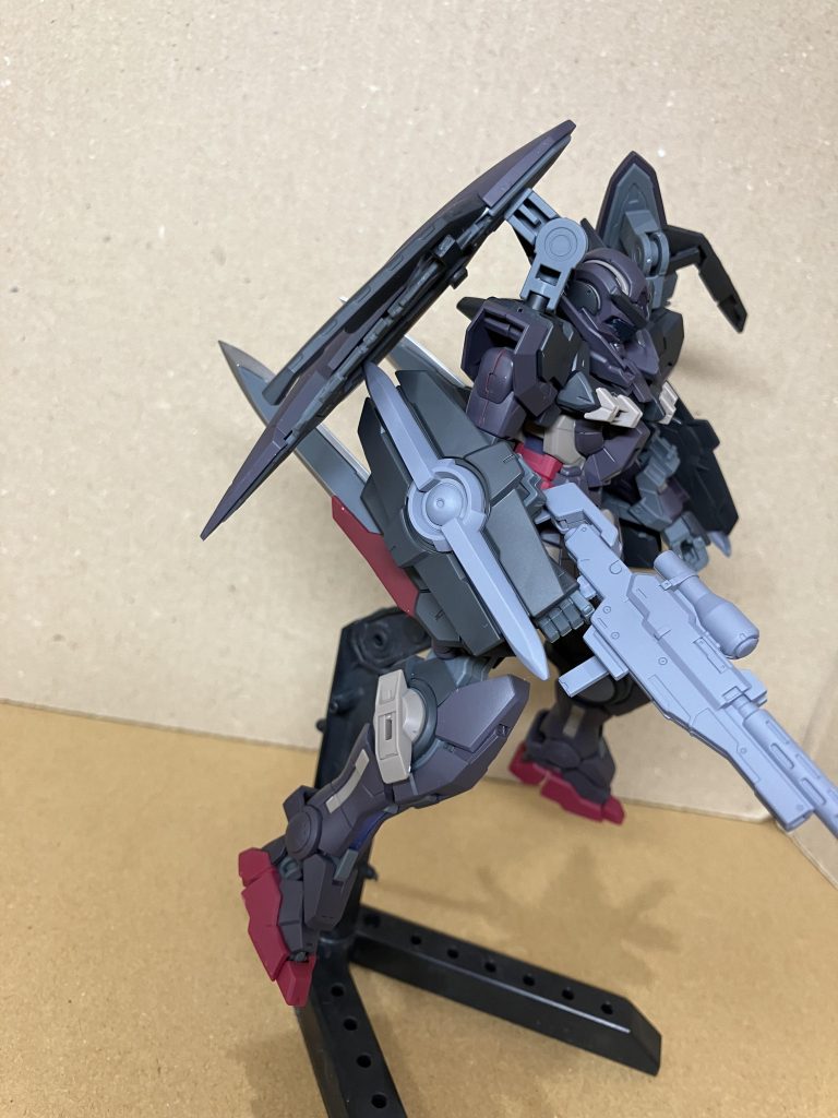 右手にはデュナメスのスナイパーライフルを持たせています。