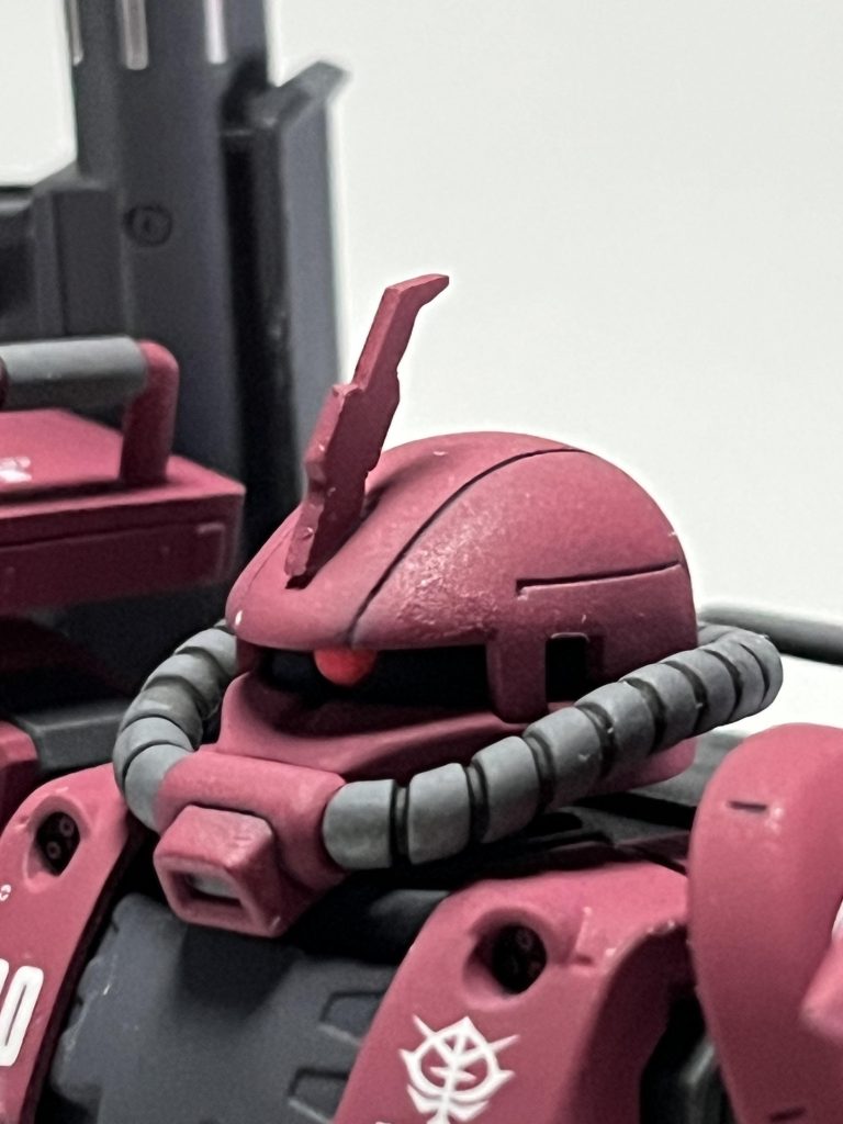 ブレードアンテナはデフォルトの形状がしっくりこなかったのでプラ板から切り出しました。モノアイはランナーから削り出しましたがあまり目立ちませんね。蛍光塗料でビコーンします。