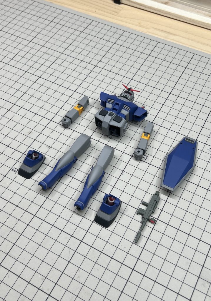 組み上げ前の例のやつ。脛の下端にストライプを入れましたが、組んだら見えなくなるという凡ミスはこの場を以て成仏させていただきます笑
