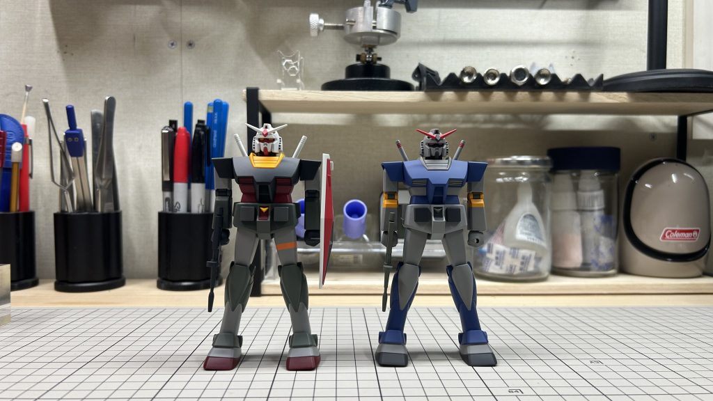 今回は首と脚の角度を変えて顎を引いて脚が踏ん張る様に加工しました。左が無加工、右が今回の加工後です。