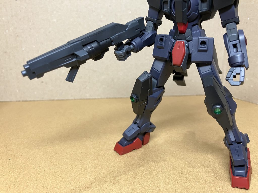 ライフルはエイジ1のものに、リボルバーっぽい部品をつけてみました。