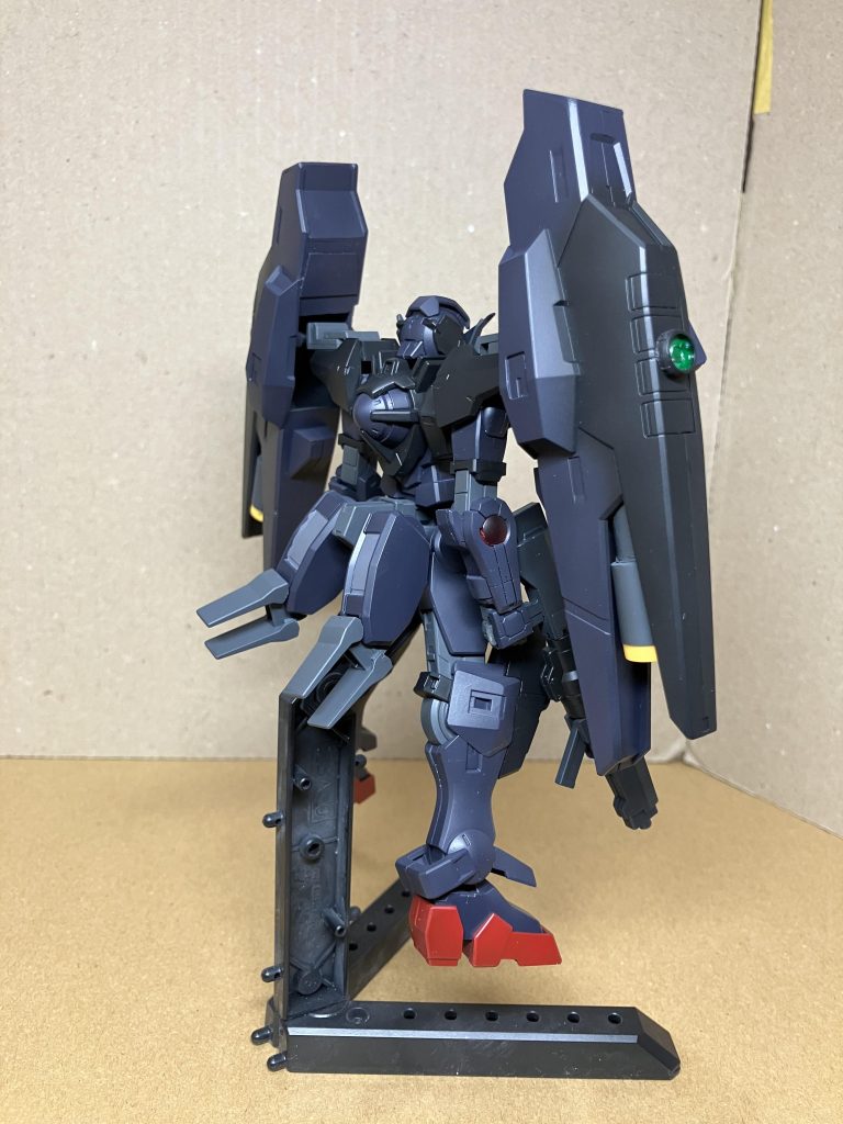 腰部スラスターは、ダブルオー系の太腿と、カラミティの肩部スラスターを使いました。