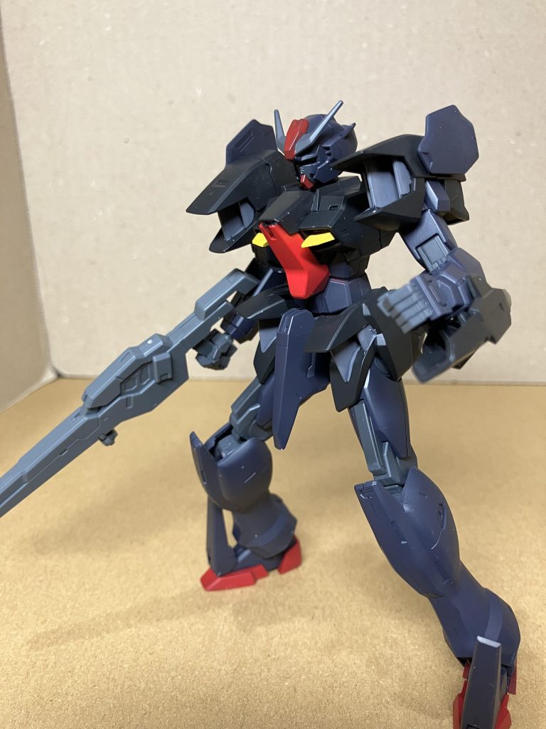 ダブルオー系のジャンクパーツを使って、可動するように加工しました。