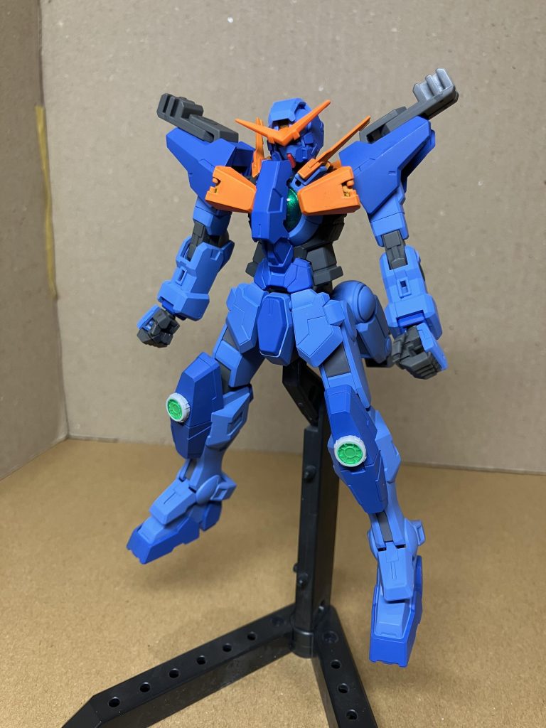 エクシアの胸部を加工して作りました。本来は背中側にあるボールジョイントを前面にし、アンクルガード？を取り付けてそれっぽくしました。